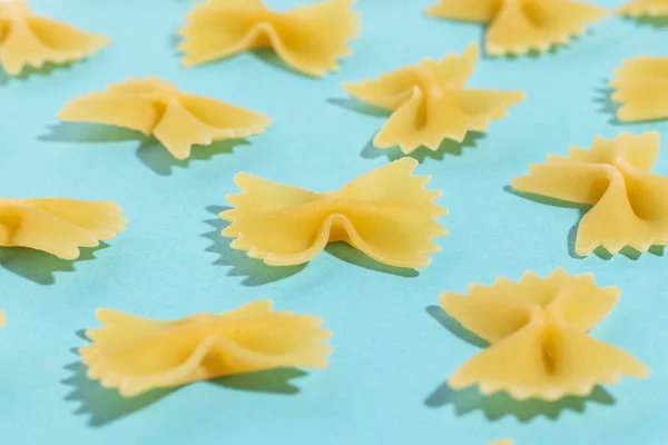 Pâtes Italiennes Farfalle Non Cuites Sur Fond Bleu Gros Plan — Photo