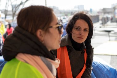 Lviv, Ukrayna - 26 Mart 2022. Lviv bölgesinde IDP 'lerin konut bulmasına yardım eden genç gönüllü kadınlar..