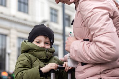 Lviv, Ukrayna - 26 Mart 2022. Anne ve çocuk tren istasyonunda. İçten yerlerinden edilmiş kişiler.