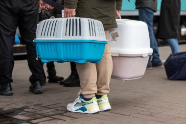 Lviv, Ukrayna - 26 Mart 2022. Seyahat için hayvan taşıyıcıları. Tren istasyonundaki yerlerinden edilmiş insanlar..