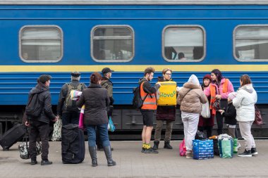 Lviv, Ukrayna - 26 Mart 2022. İnsanlar platformda treni bekliyor. İçten yerlerinden edilmiş kişiler.