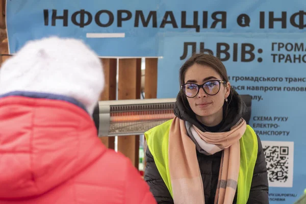 Lviv Ucrânia Março 2022 Voluntário Que Ajuda Pessoas Deslocadas Estação — Fotografia de Stock