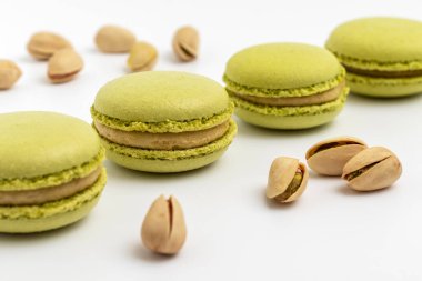 Beyaz arka planda Pistachio Macarons..