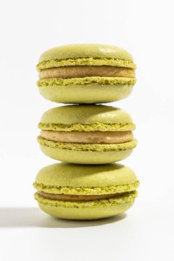 Beyaz arka planda Pistachio Macarons yakın plan.