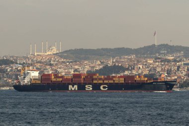 İstanbul, Türkiye - 18 Eylül 2021. MSC büyük kargo gemisi Boğaz 'a yelken açar. Akdeniz Nakliye Şirketi.