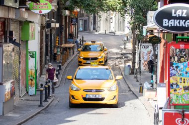 İstanbul, Türkiye - 18 Eylül 2021. Dar bir sokakta iki taksi..