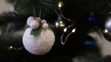 Noel arkaplanı. Noel ağacı ve beyaz noel balosu.