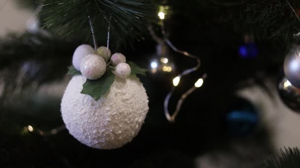 Kerst Achtergrond Kerstboom Witte Kerstbal — Stockvideo