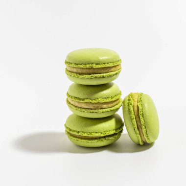 Beyaz arkaplanda fıstıklı makarna.