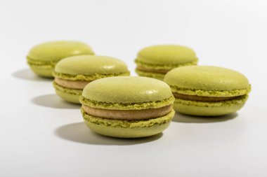 Beyaz arka planda Pistachio Macarons..