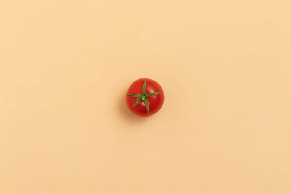 Tomate Cerise Mûre Rouge Sur Fond Beige Vue Dessus — Photo