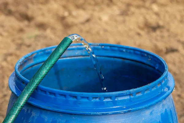 Woda Pitna Wlewa Się Węża Beczki Koncepcja Niedoboru Wody Pitnej — Zdjęcie stockowe