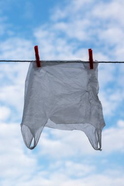Yıkanmış plastik torba bir ipe asılı. Konsepti yeniden kullan.