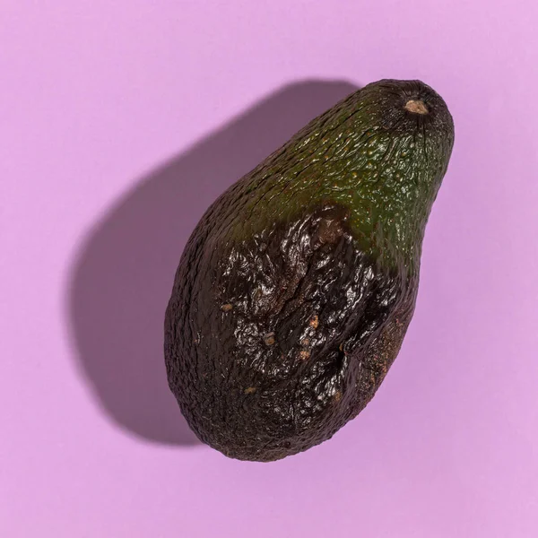 Ganze Überreife Avocado Auf Violettem Hintergrund Ansicht Von Oben — Stockfoto