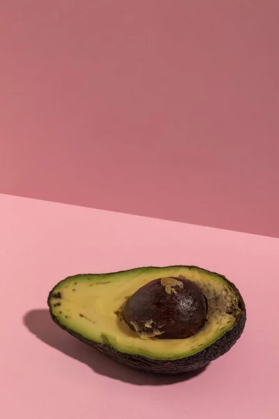 Avocado Troppo Maturo Tagliato Metà Sfondo Rosa — Foto Stock