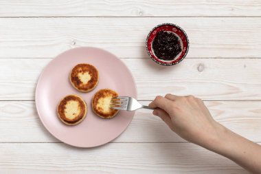 Kızarmış peynirli börek ve ahşap bir masada meyve reçeli. Üst görünüm.
