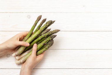 Ekilmiş kuşkonmazın kökü ellerdedir. Üst görünüm.