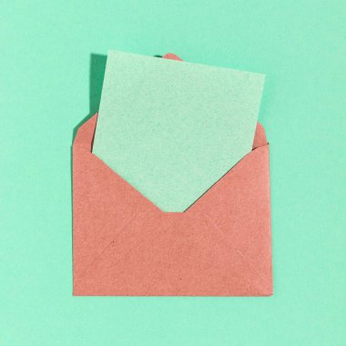 Boş akuamarin çarşaflı Kraft pembe zarfı.