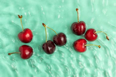 Turkuazda taze kiraz. Su sersemletici ve dalgalı..