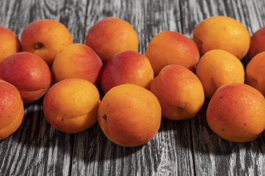 Tahta bir masada olgun kayısılar..