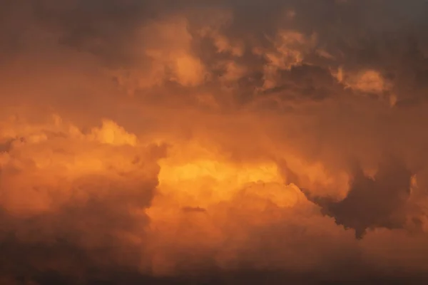 Hermoso Cielo Atardecer Con Espectaculares Nubes Naranjas — Foto de Stock