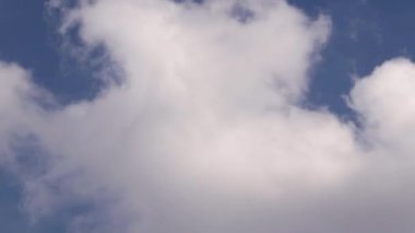 Mavi gökyüzü ve beyaz bulutlar. Bulutlar zaman aşımı.