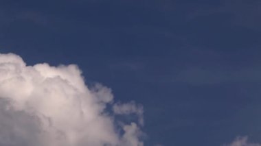 Mavi gökyüzü ve beyaz bulutlar. Bulutlar zaman aşımı.