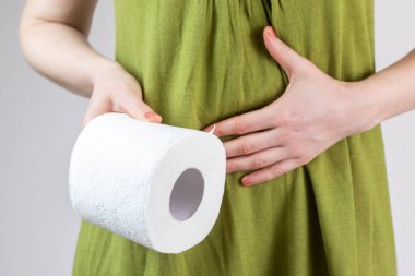 Elinde tuvalet kağıdı tutan bir kadın..