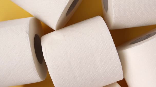Rolls White Toilet Paper Yellow Background Top View Rotate 360 — Vídeo de Stock