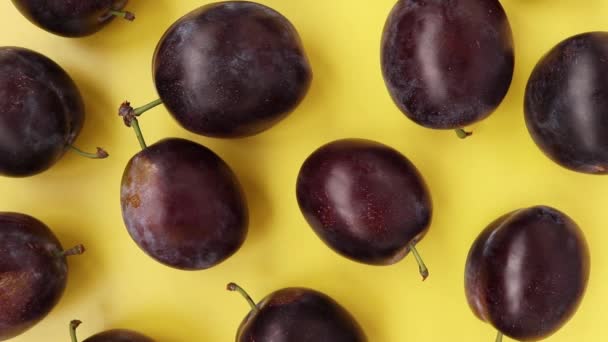 Ripe Juicy Plums Yellow Background Top View Rotate 360 Degrees — Stock Video