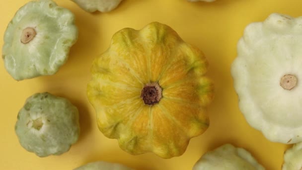 Pattypan Squashes Yellow Background Top View Rotate 360 Degrees — 图库视频影像