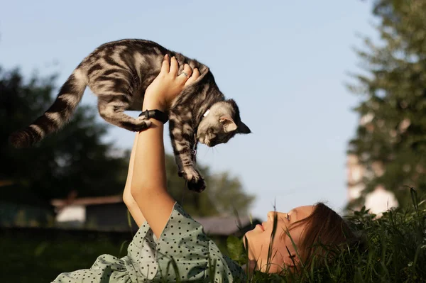 Teenage Girl Lying Grass Playing Her Cat — Fotografia de Stock
