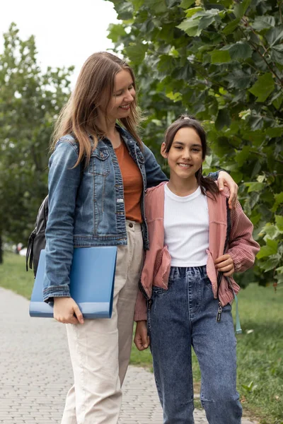 Outdoor Portrait Mother Her Schoolgirl Daughter Walk Park — Zdjęcie stockowe