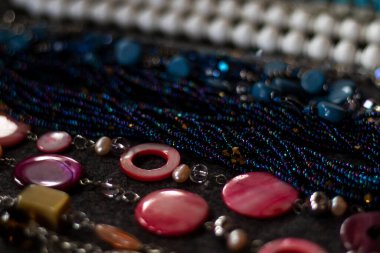 Antika pazarında eski mücevherler. Yakın plan..