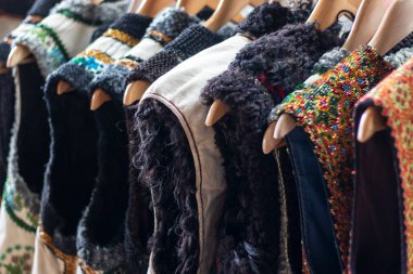 Eski bir pazarda geleneksel Ukrayna tarzında nakışlı kıyafetler..