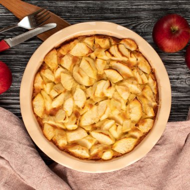 Taze pişmiş elmalı turta. Elmalı pasta. Üst görünüm.