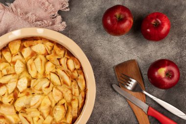 Taze pişmiş elmalı turta. Elmalı pasta. Üst görünüm.