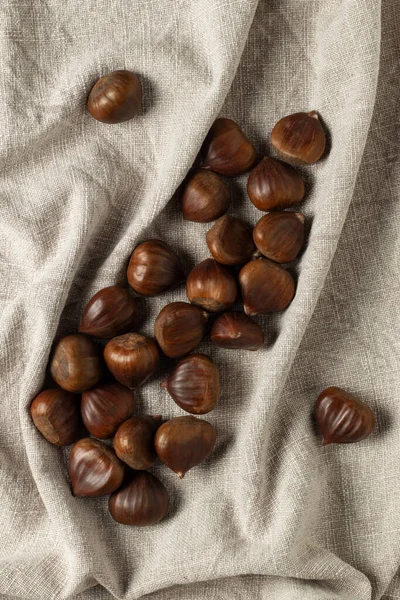 Marrons Comestibles Frais Sur Nappe Vue Dessus — Photo