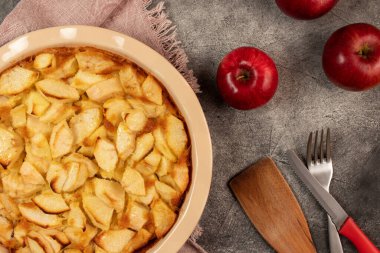 Taze pişmiş elmalı turta. Elmalı pasta. Üst görünüm.