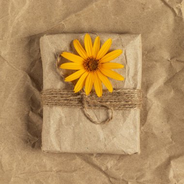 Kraft kağıdına sarılı hediye, üst görünüm.