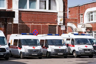 Ambulans istasyonu. Coronavirus 'un durumu kötüleştiğinde araba filosu artmış. Saint-Petersburg 'da. - Rusya. 20 Ekim 221.