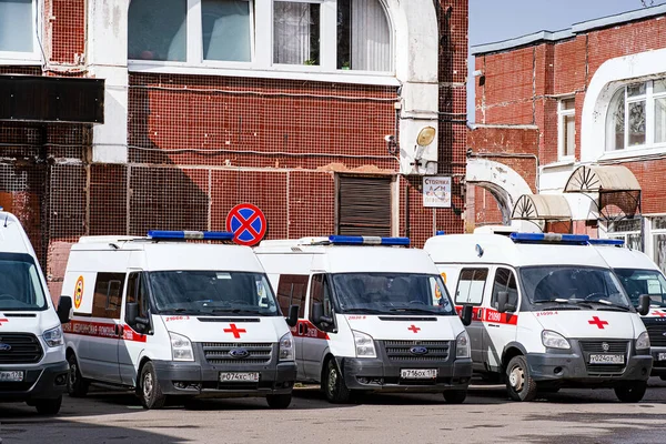 Stazione di ambulanza. Un aumento del parco macchine durante l'aggravamento della situazione con il coronavirus. San Pietroburgo. Russia. 20 ottobre 221. — Foto Stock