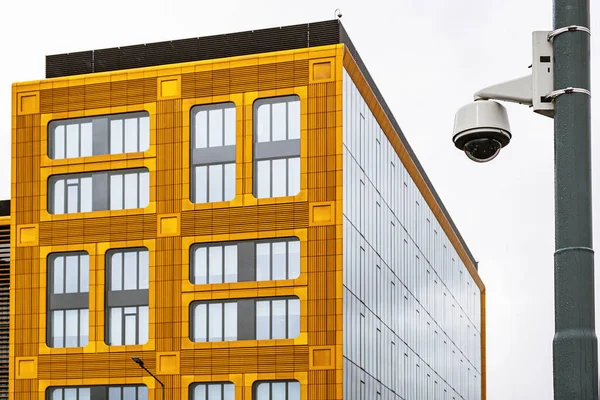 비즈니스 센터 건물 감시 카메라. 보안 개념. 안면 인식. 범죄 조사 프로그램. — 스톡 사진