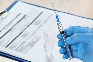 Sputnik-V koronavirüs aşısı şırıngası