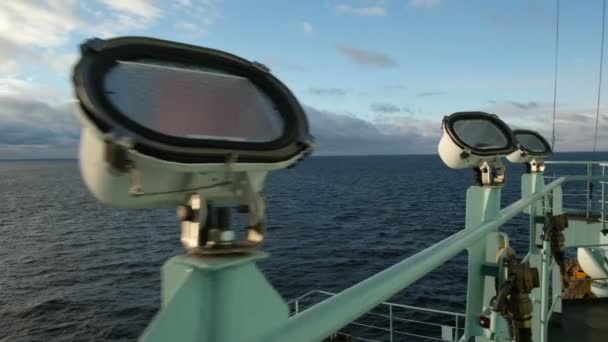 Accesorio de luz exterior de metal blanco en barandilla de crucero, ruta Alaska Inside Passage . — Vídeos de Stock