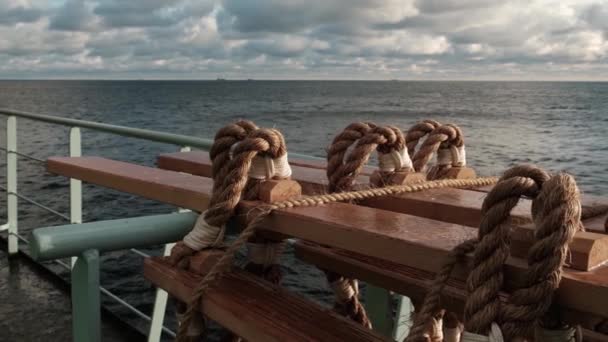 Stormval gemaakt van Manilla touw, bevestigd aan boord van het schip in de buurt van de rail. De balusters zijn gemaakt van massief hout. De treden zijn stevig bevestigd in een horizontale positie, op een afstand van 30 cm van elkaar — Stockvideo