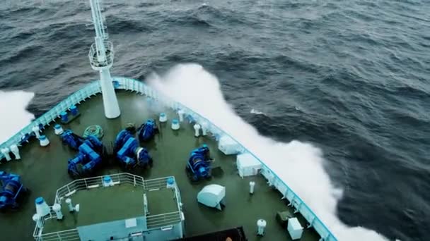 Na přídi lodi se lámou vlny mořské bouře. Pobřežní stráž během bouře v oceánu. — Stock video