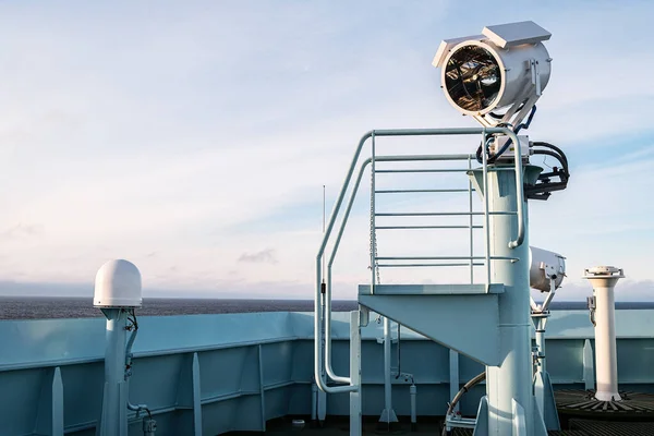 La lámpara de señal está diseñada para proporcionar señales de luz de código Morse e iluminación. Comunicación visual con buques y puestos costeros. Imagen De Stock