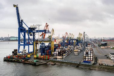 Boşaltma terminalinin iskele vinçleri. Saint-Petersburg 'da. - Rusya. 6 Aralık 2021
