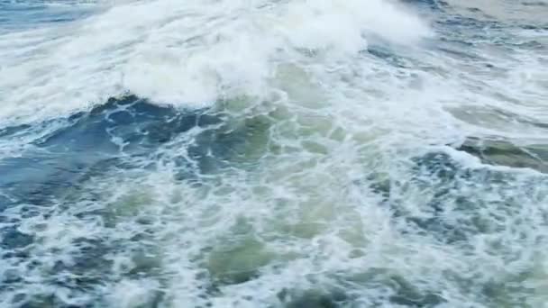 Tonnenweise Wasser verwandelt sich in große Wellen hinter dem Heck eines großen Schiffes, wenn es sich bewegt. Die Struktur des Wassers entsteht in einzigartigen, komplexen Mustern. — Stockvideo